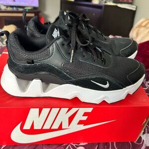 Women’s Nike RYZ 365 II size 9. Black and white